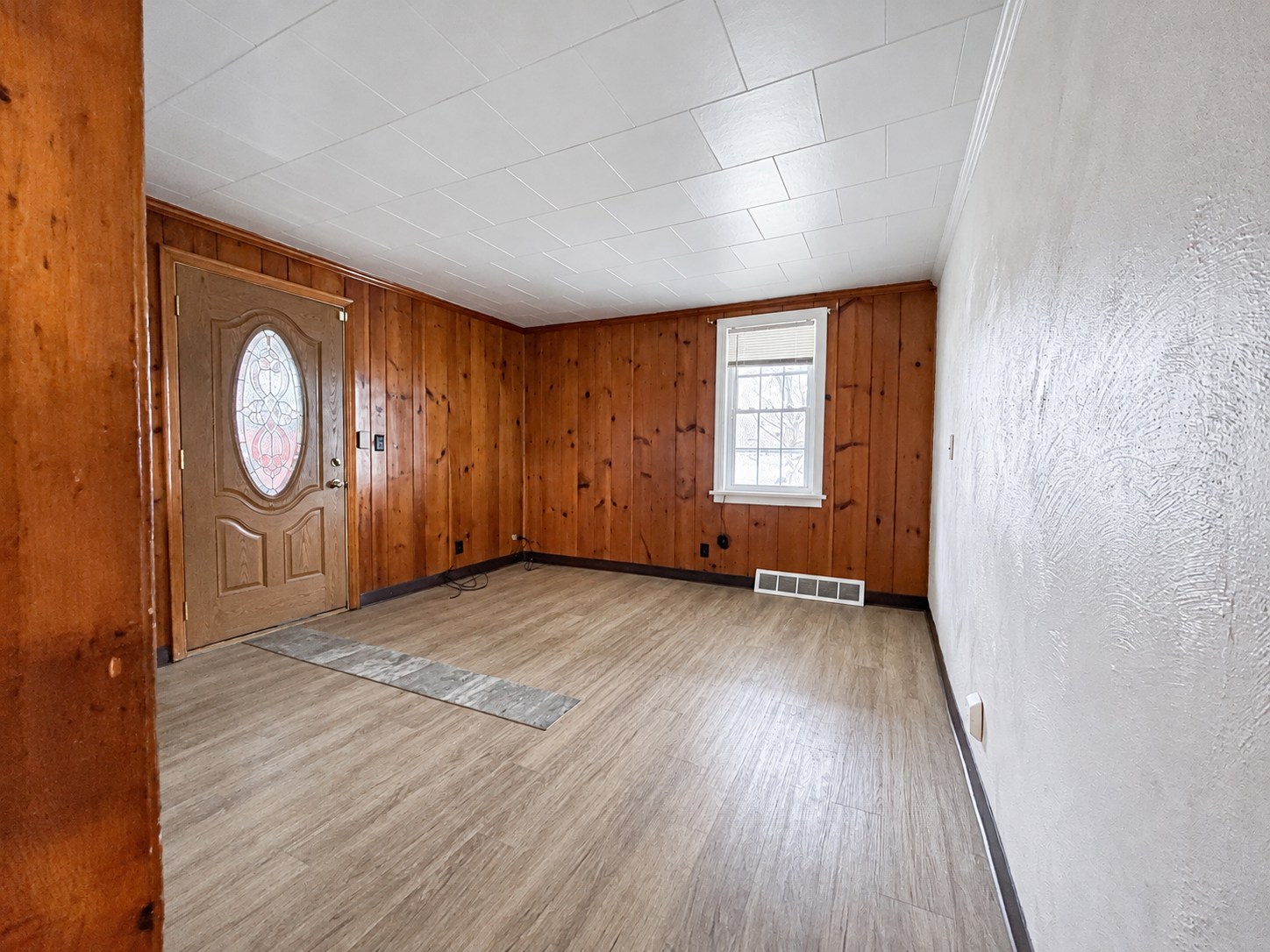 321 Chestnut Street, Unit B — Living room and entry