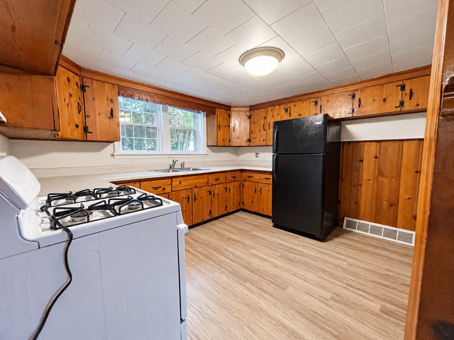 321 Chestnut Street, Unit B — Kitchen