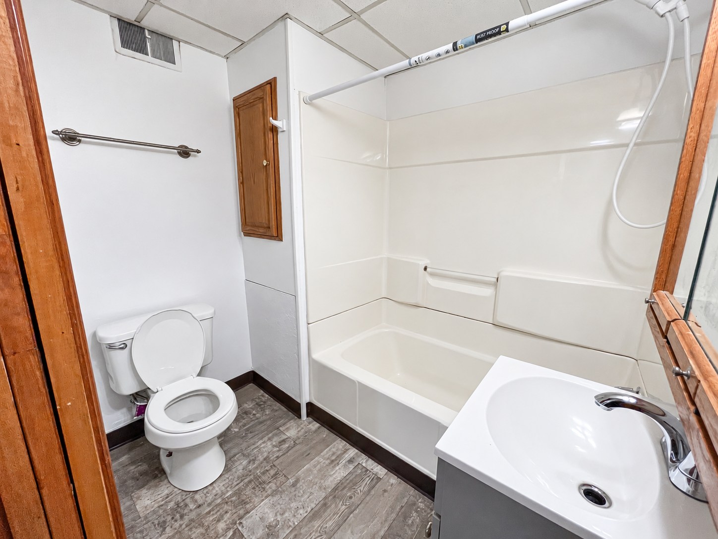 321 Chestnut Street, Unit B — Bathroom