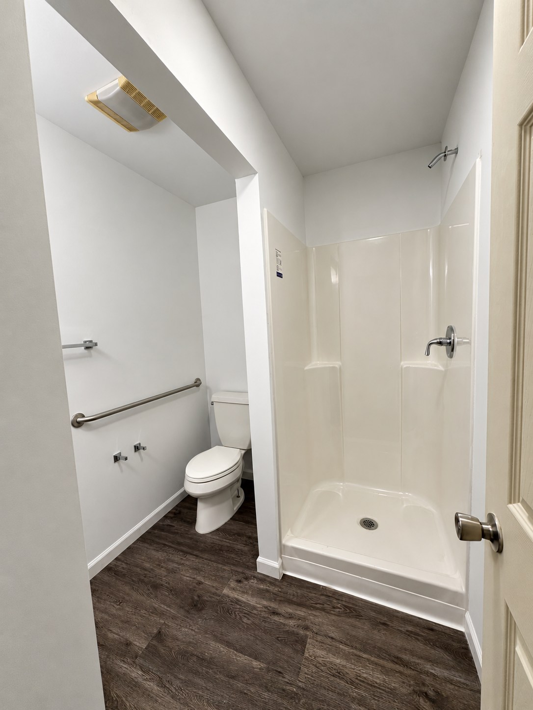 Blue Ridge room example 3 — Bathroom and shower